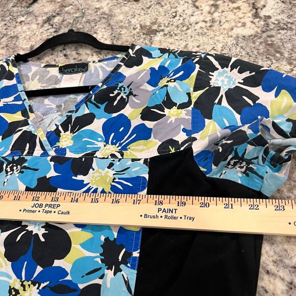 Cherokee Scrub- Women’s XL- Black Blue Floral - Stretch Sides - Vneck - Picture 6 of 8